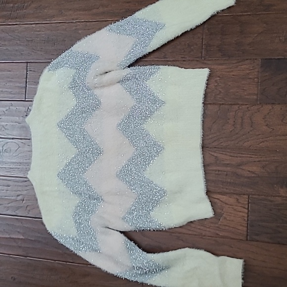 Rue21 Cream, Pink & Silver Chevron Print Eyelash Sweater Size Large - Picture 2 of 7